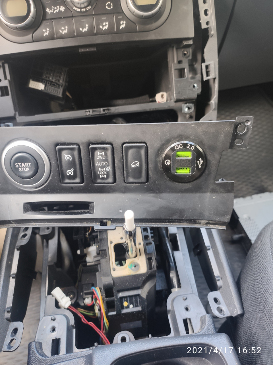 Встановив USB зарядку з вольтметром замість прикурювача 5