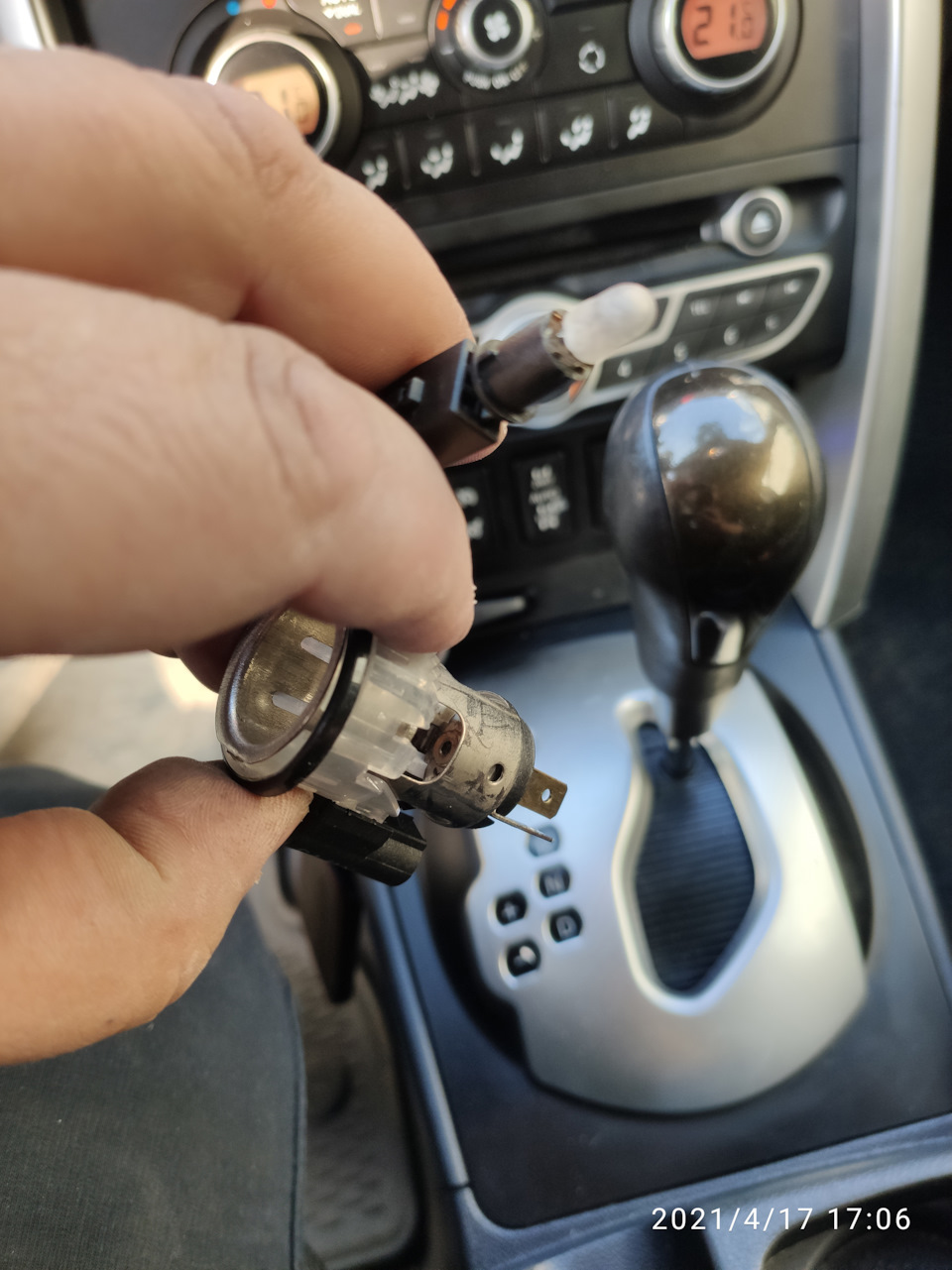 Встановив USB зарядку з вольтметром замість прикурювача 4