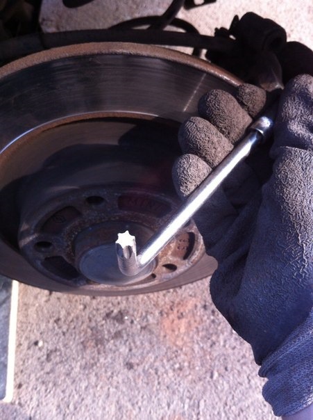 Заміна задніх гальмівних колодок 5
