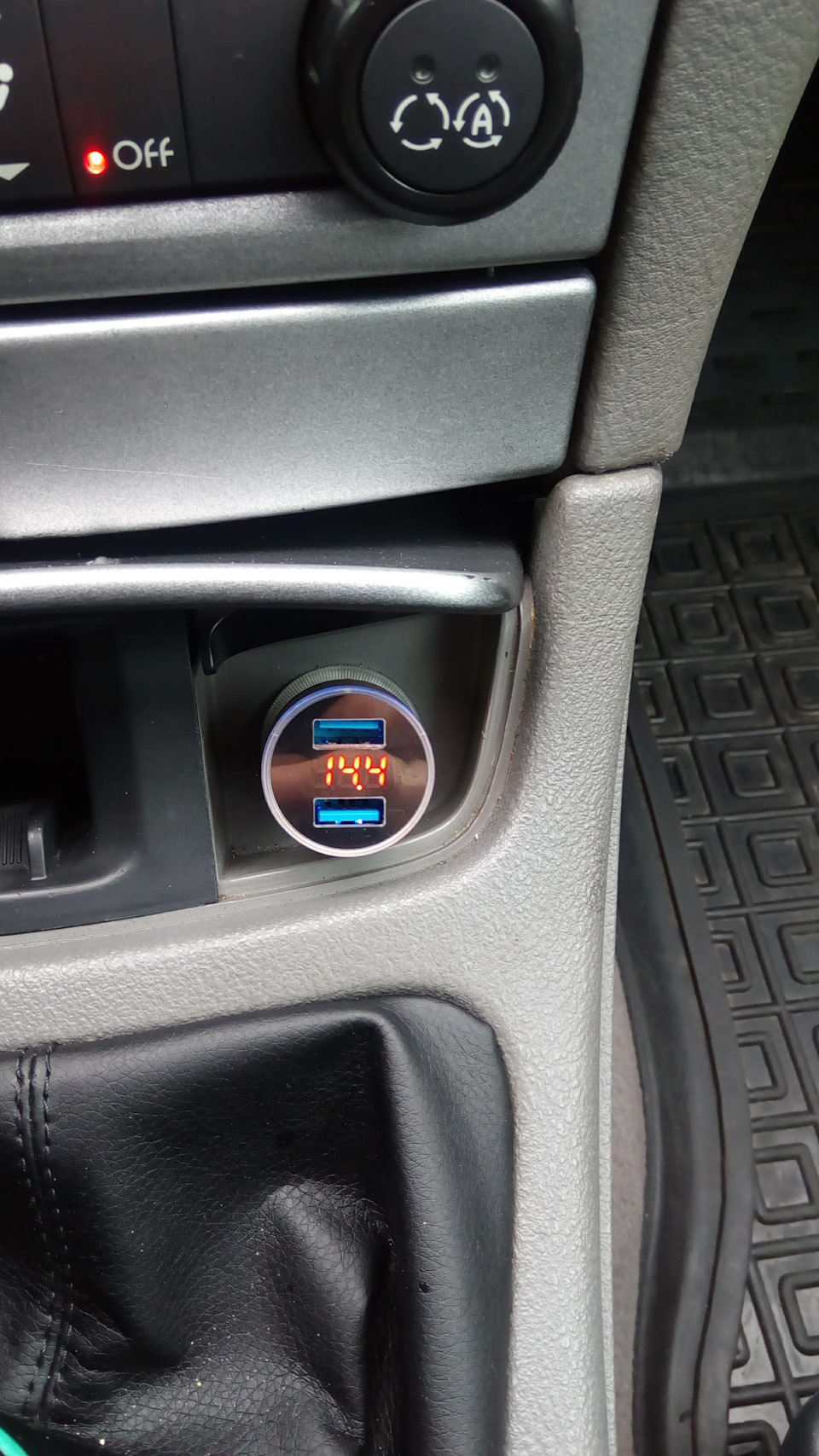 3.1A Dual USB Автомобільний зарядний пристрій 2 порти РК-дисплей 12-В 24 в прикурювач 3