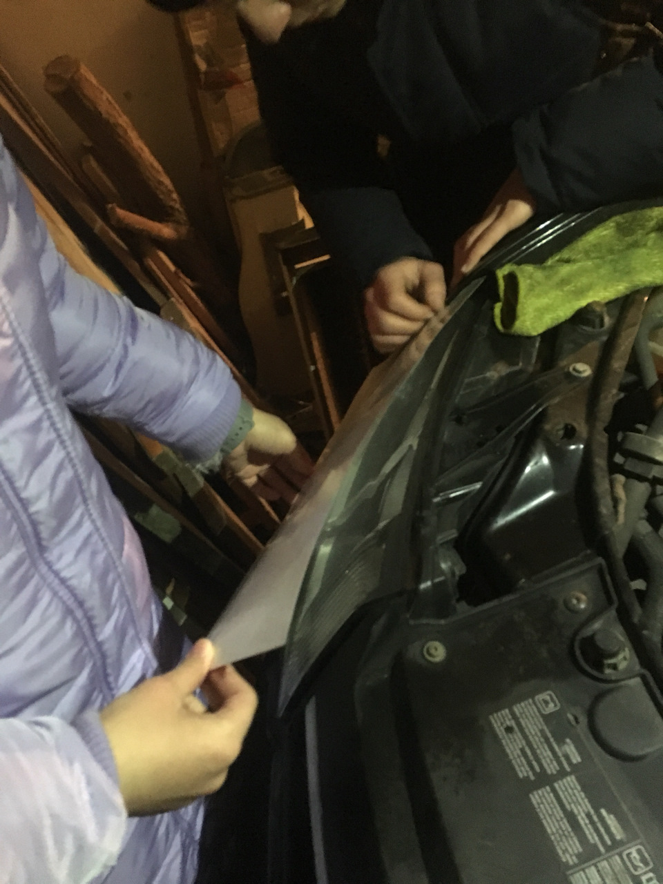 Поклейка антигравійної плівки на фари 3