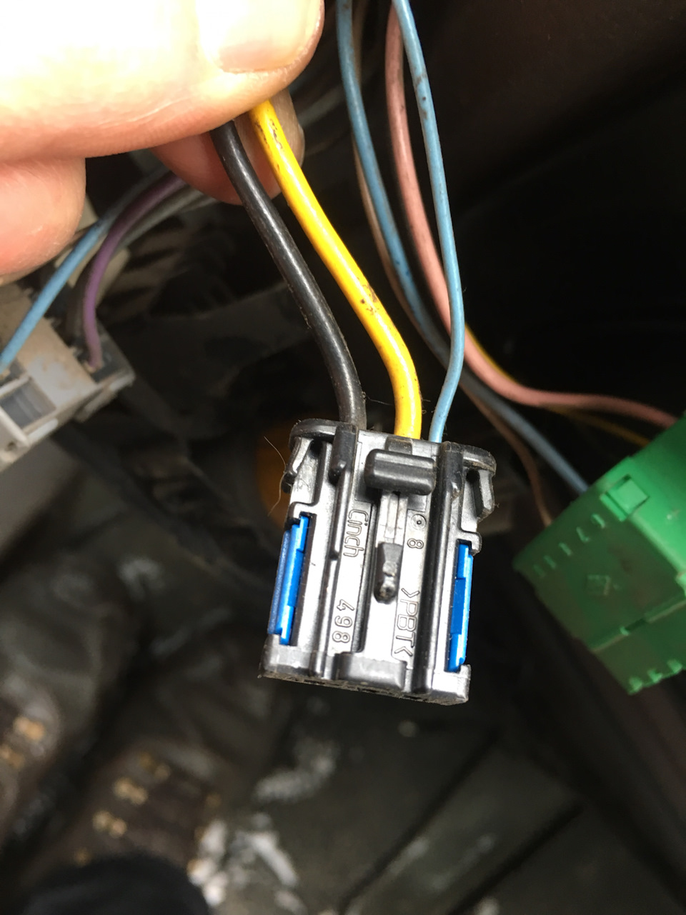 Вольтметр і USB 2х2,1А у Renault Master II 4