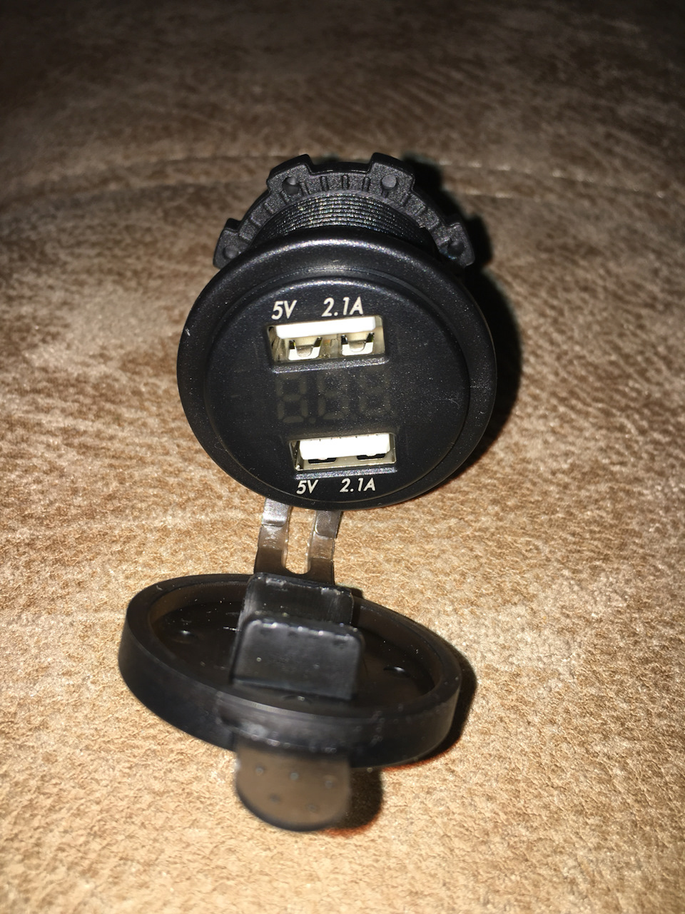 Вольтметр і USB 2х2,1А у Renault Master II 1