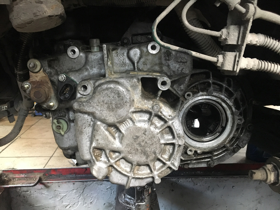 Заміна вантажної КПП у Renault Master 2,8 dTi 2