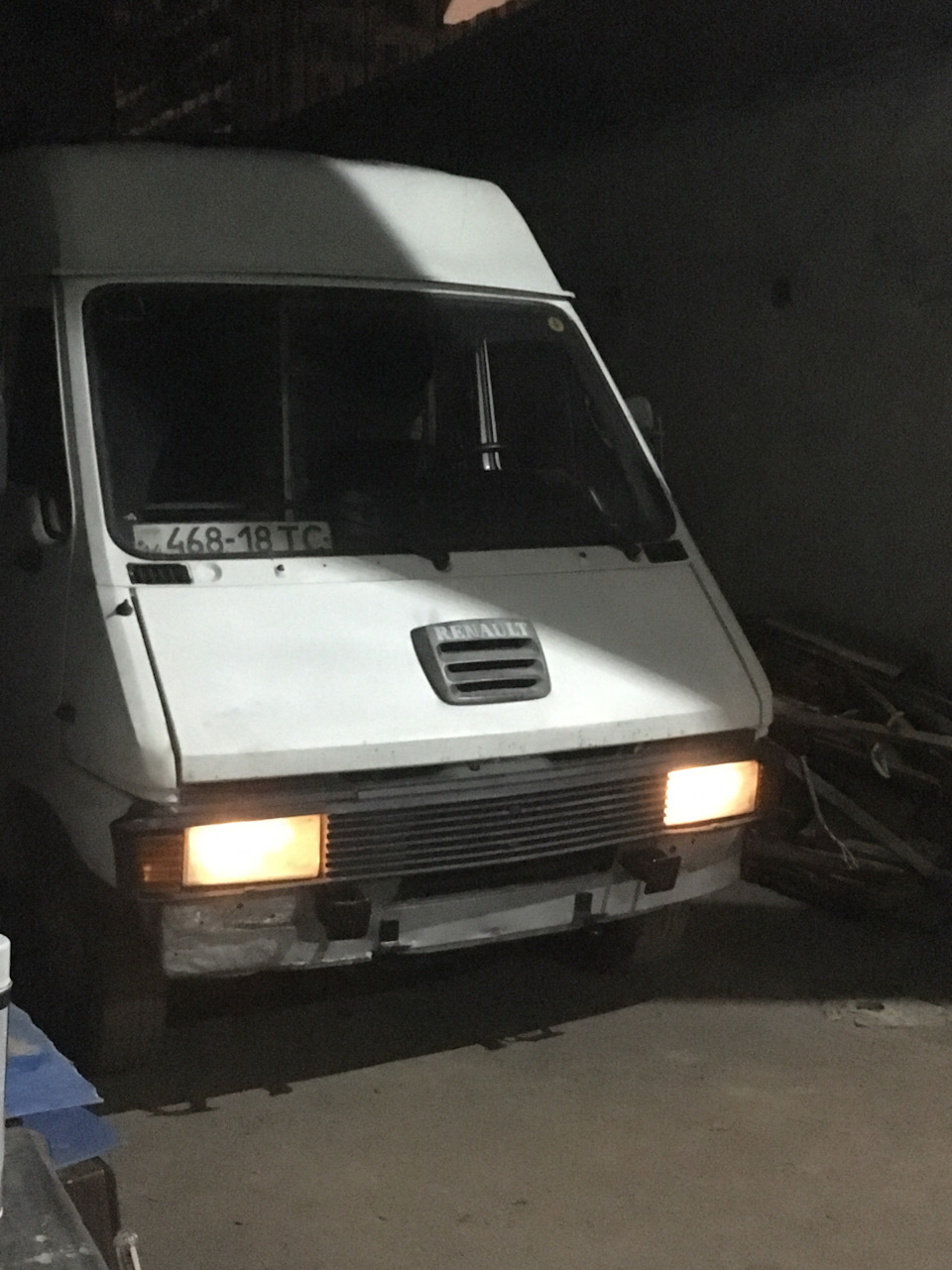Ноздря капота від Messenger 5