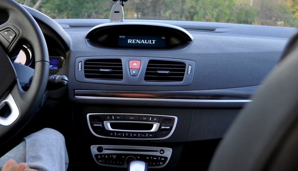 Напис Renault 1
