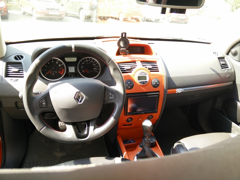 Руль Megane 3 RS у порівнянні 2 RS 5