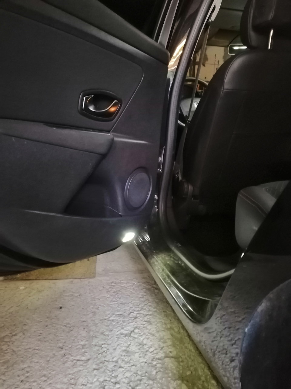Замінив лампочки в салоні на led 3