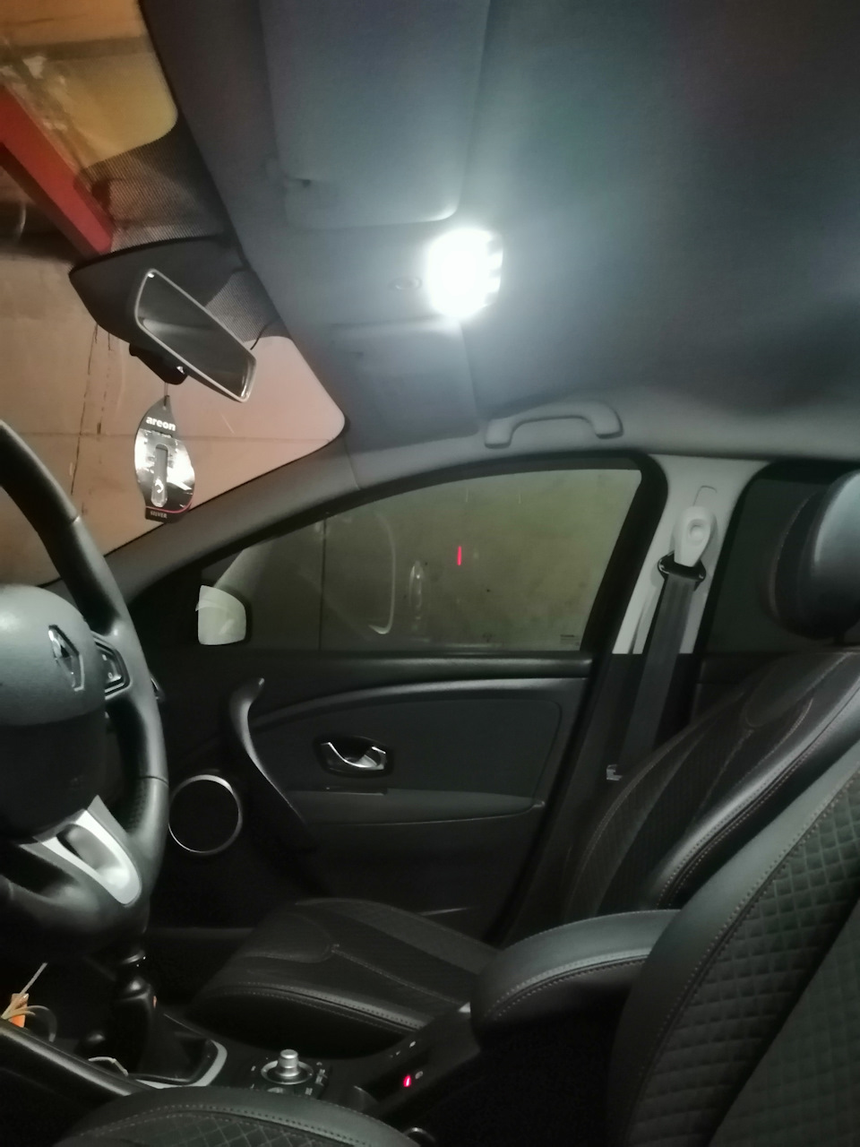 Замінив лампочки в салоні на led 2