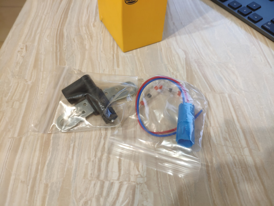 Датчик положення колінчастого валу Hella 6PU 009 163-861 1