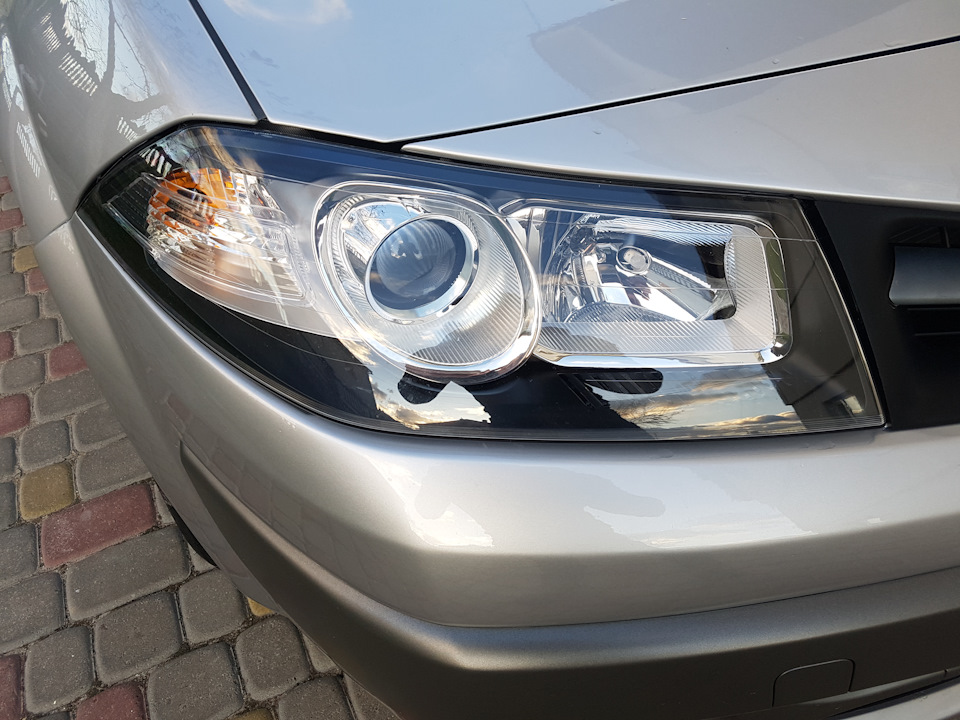 Нові оригінальні рестайлінгові фари Renault 1