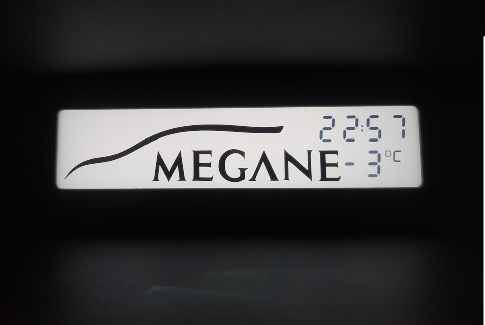 Напис MEGANE на інформаційному дисплеї магнітоли 2