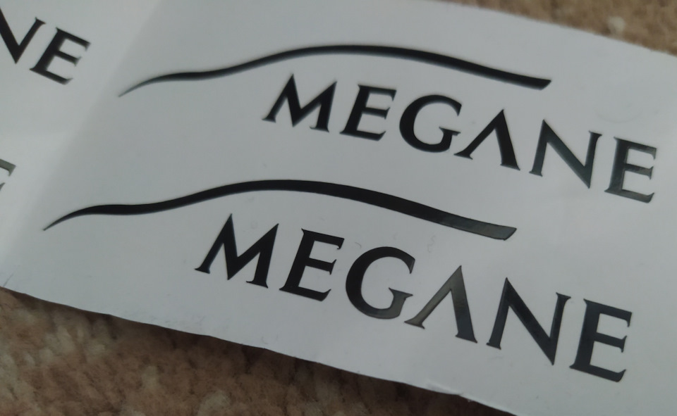 Напис MEGANE на інформаційному дисплеї магнітоли 1