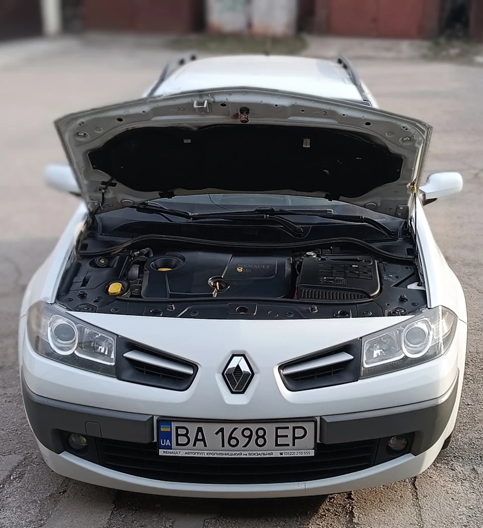 Подкапотний пластик Renault Megane 2