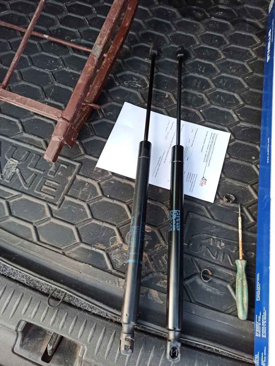 Заміна газових упорів на майже оригінал .