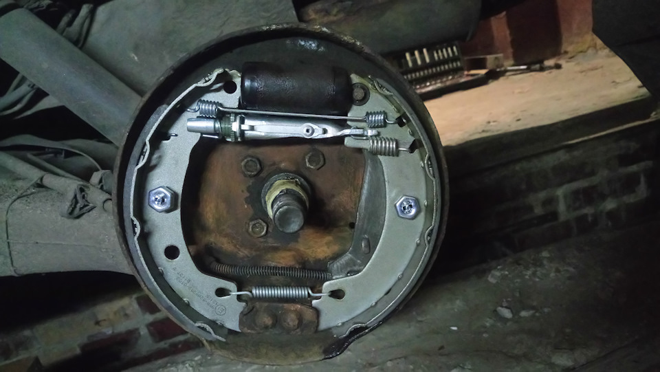 Подклинивает задний барабан Bendix 1