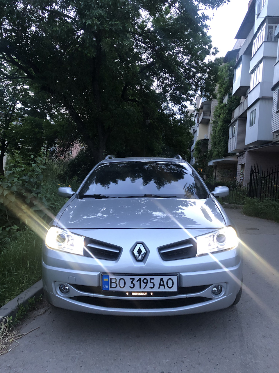 Рамка номерного знака з підсвічуванням напису Renault. 2