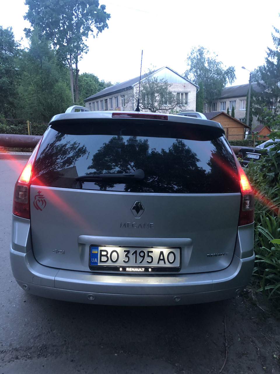 Рамка номерного знака з підсвічуванням напису Renault. 3