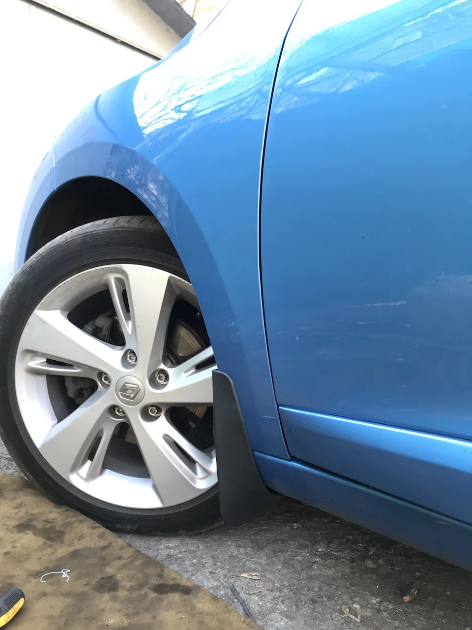 Передні бризковики від Fluence