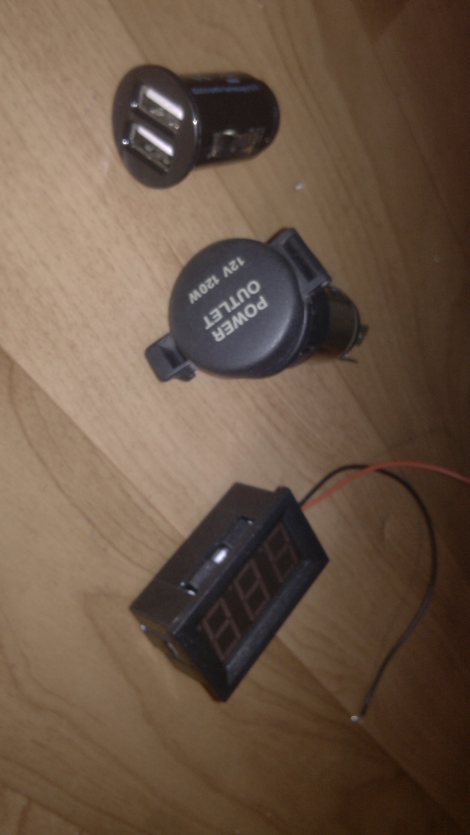 Штатна розетка на 12в/120W в салон та USB для зарядки +контроль за акумулятором 1