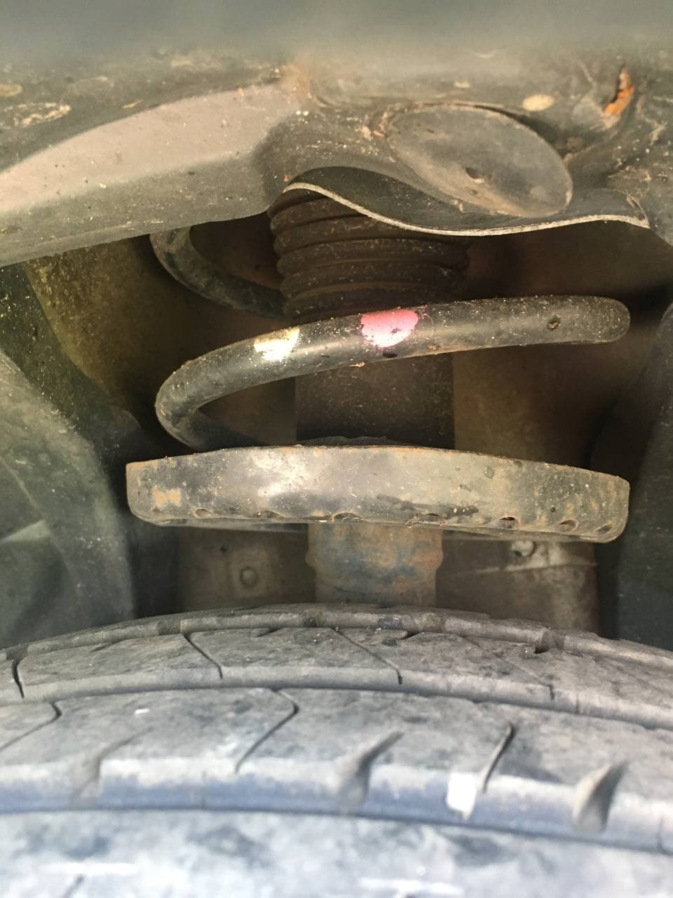 Підкажіть у чому може бути причина заниженого кліресу спереду авто Renault Sandero Stepway 1