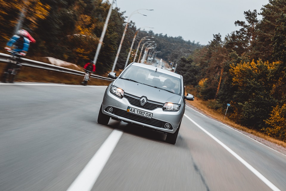 Фотосет у русі та статика: Renault Sandero Stepway і Logan 3