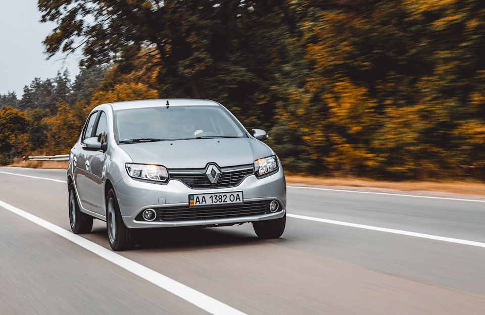 Фотосет у русі та статика: Renault Sandero Stepway і Logan 4