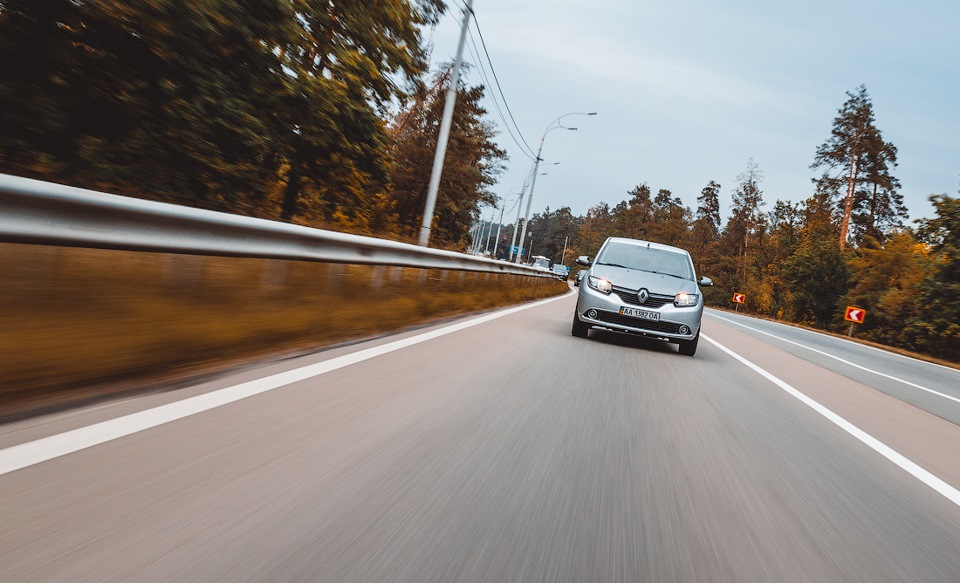 Фотосет у русі та статика: Renault Sandero Stepway і Logan 5