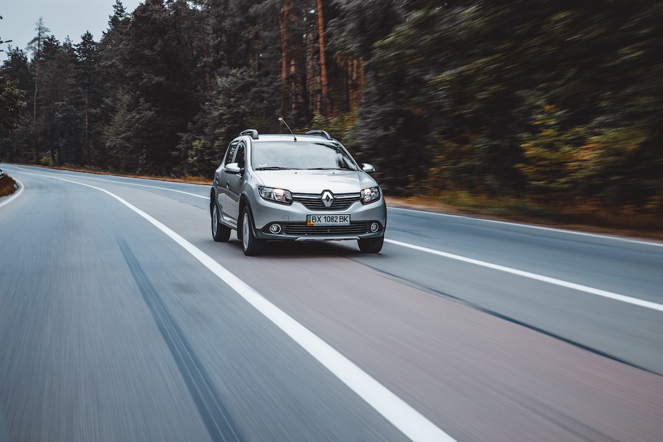 Фотосет у русі та статика: Renault Sandero Stepway і Logan 1