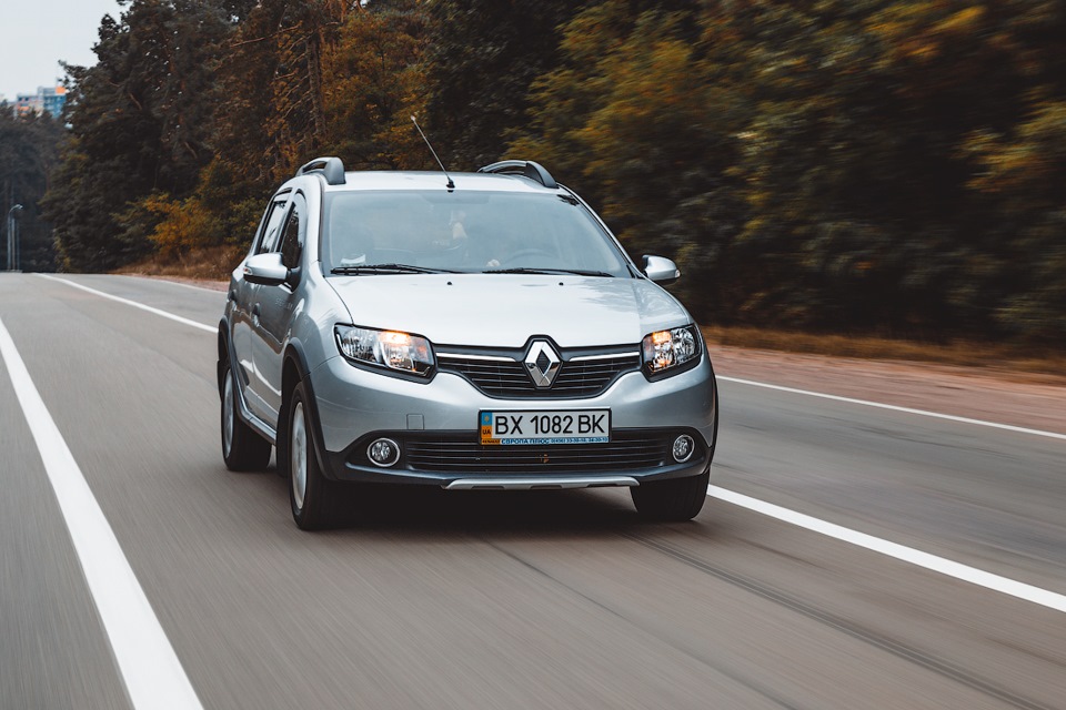 Фотосет у русі та статика: Renault Sandero Stepway і Logan 2