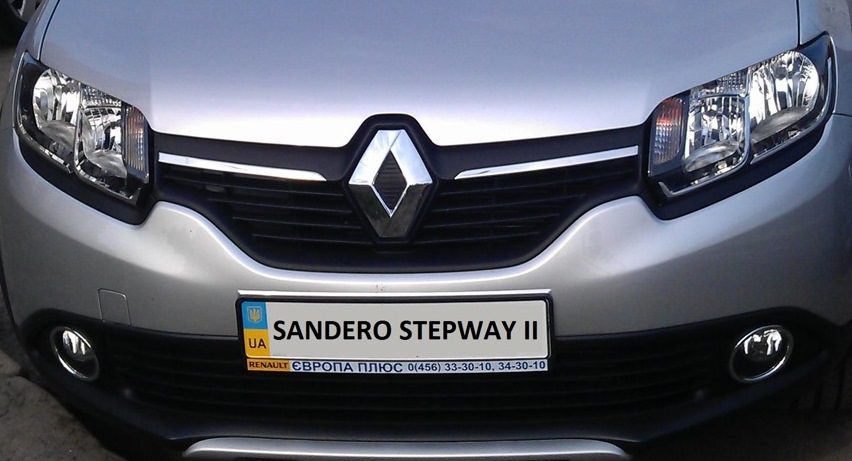Порівняння європейської та української версій Sandero Stepway 2013 1