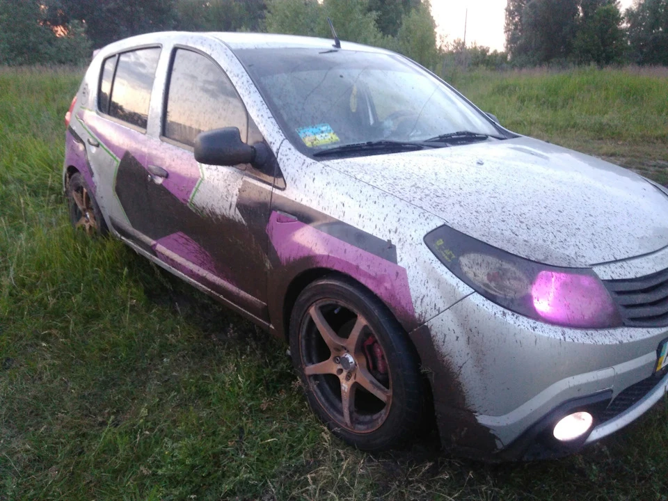 Дизайн, алькантара, ручка кпп та космос фіолету