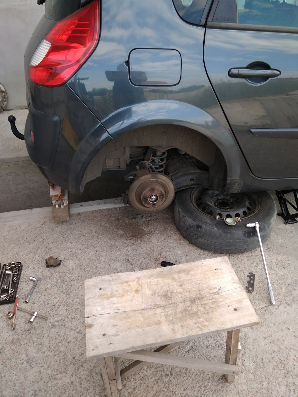 Заміна задніх гальмівних дисків та колодок Renault Scenic 2. 2