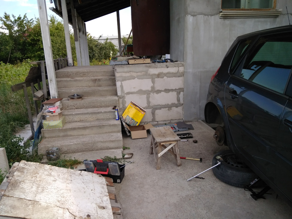 Заміна задніх гальмівних дисків та колодок Renault Scenic 2. 4