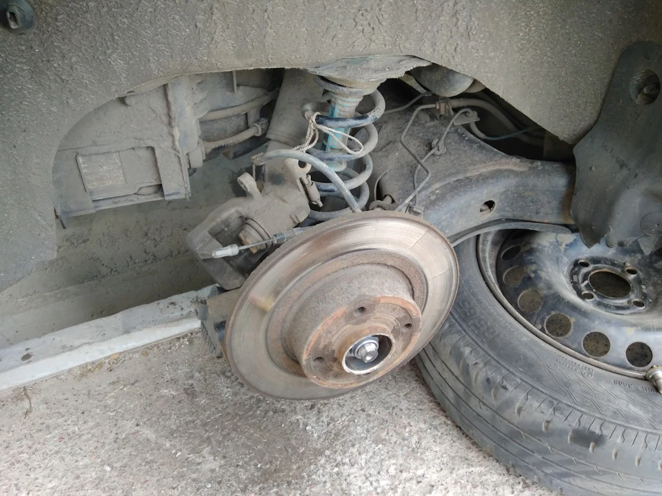 Заміна задніх гальмівних дисків та колодок Renault Scenic 2.