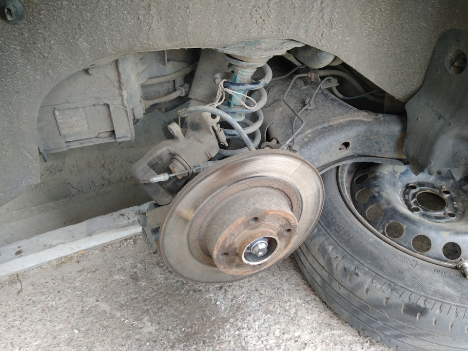 Заміна задніх гальмівних дисків та колодок Renault Scenic 2. 1