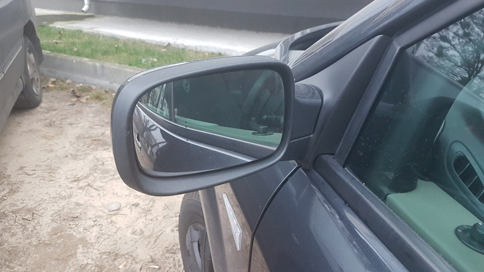 Доповнено. Не працює обігрів лівого дзеркала 3