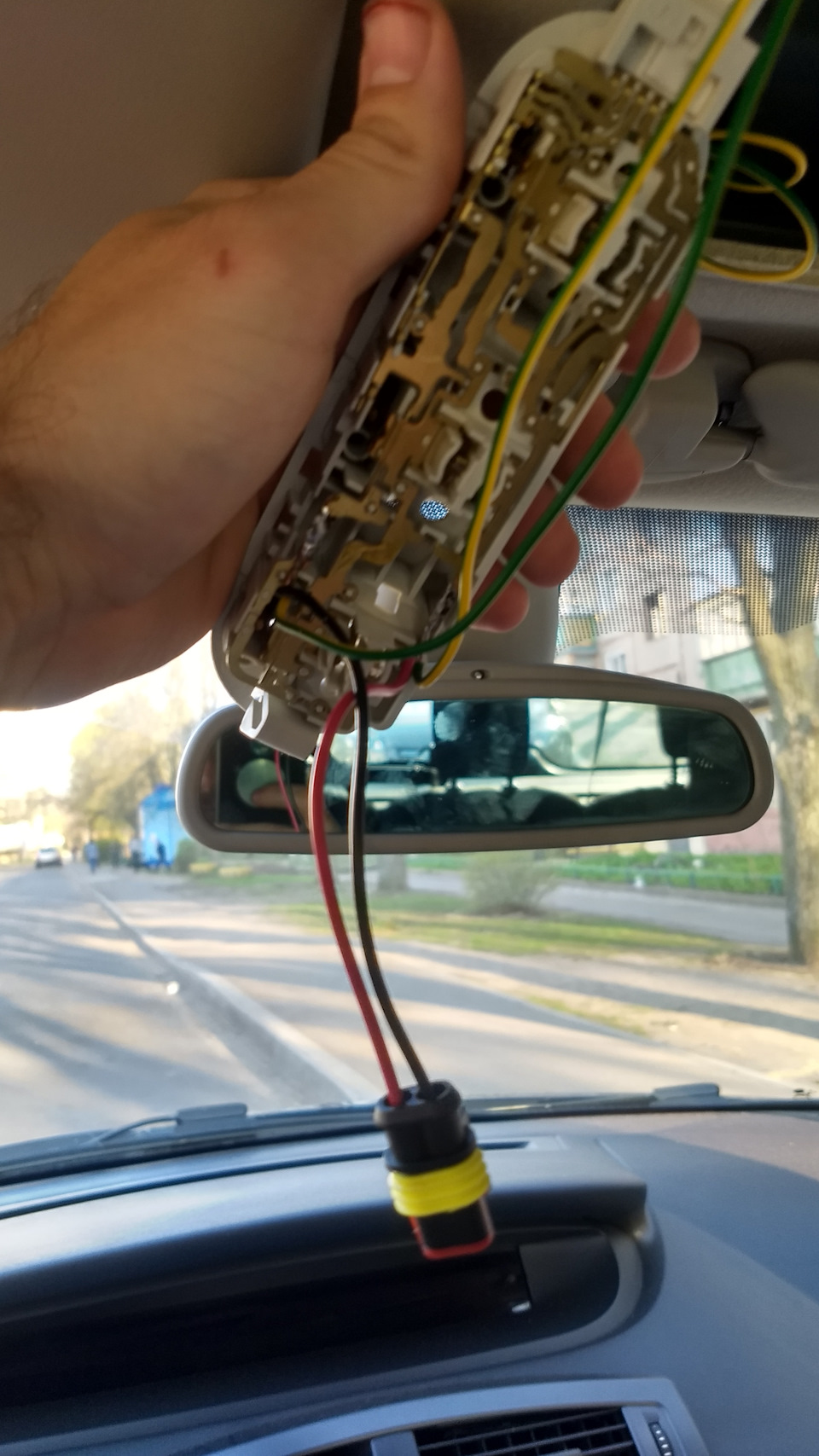 Заміна салонного дзеркала на автозатемняюче 2