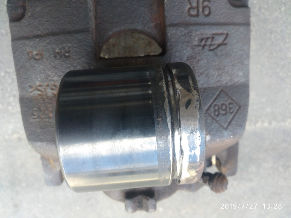 Заміна поршня переднього гальмівного супорта Autofren D025107 4