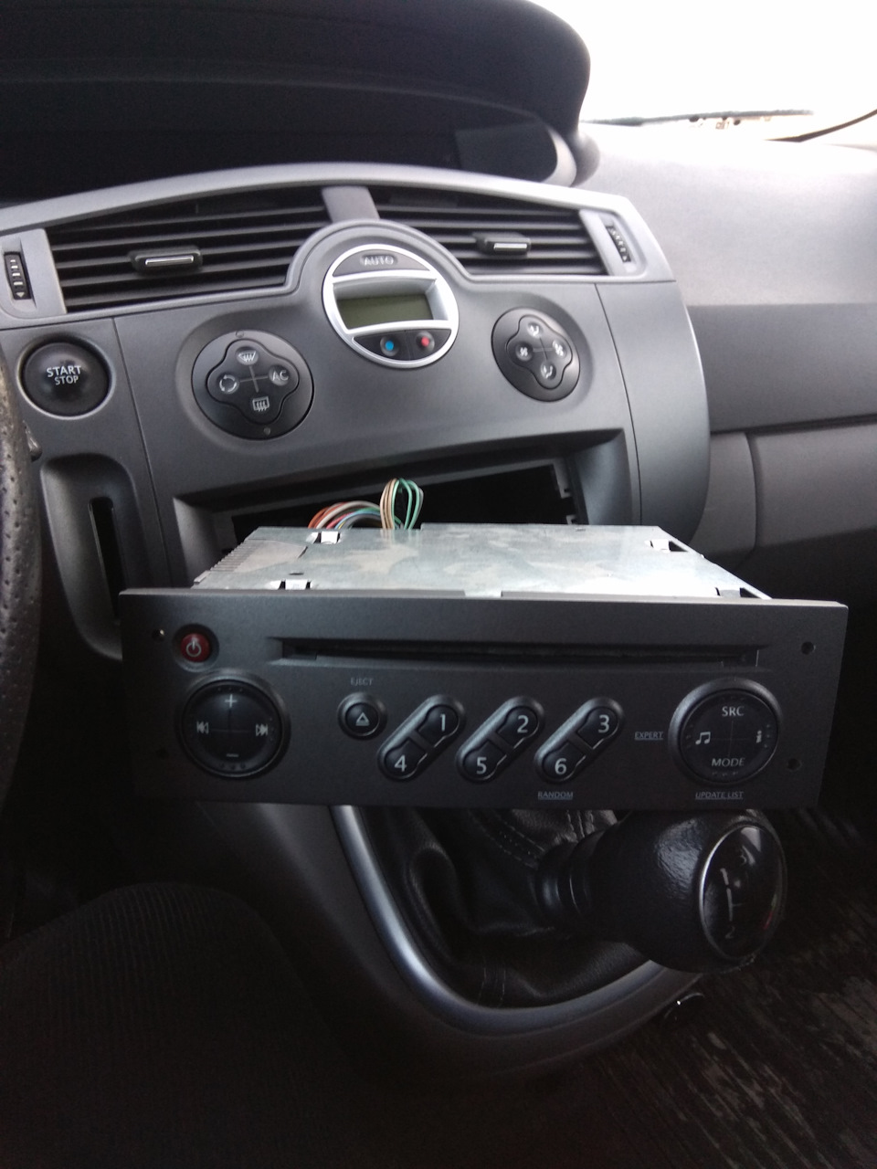 AUX в Жабу Mini-Jack - 3.5 мм або Bluetooth 5