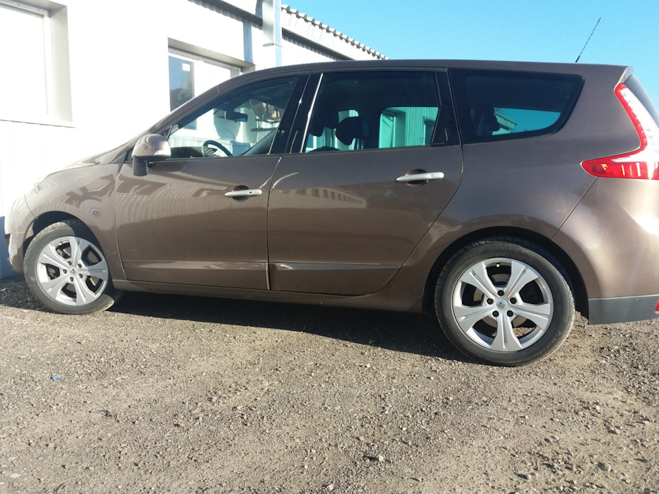 Літні шини 215/55 R17 на Гранд Сценік 3 3