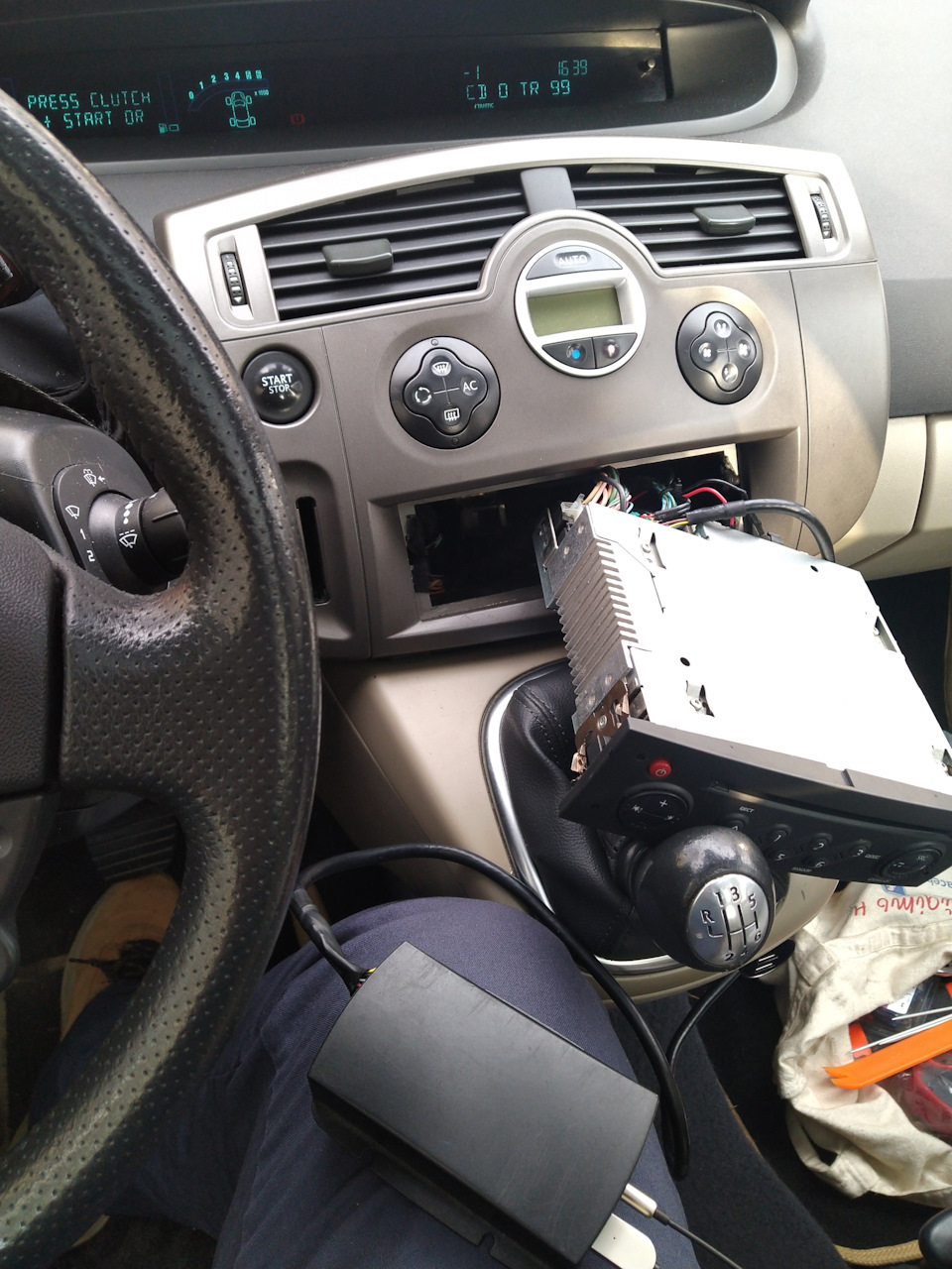 Встановлення Renault Audio Connection Box 5