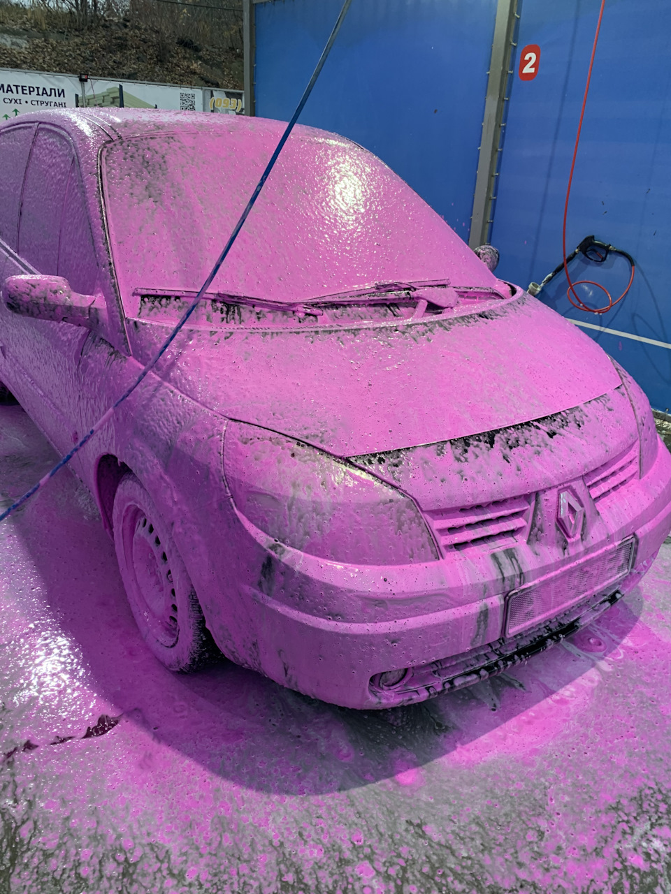 Хрумтить десь у ногах водія😢 1