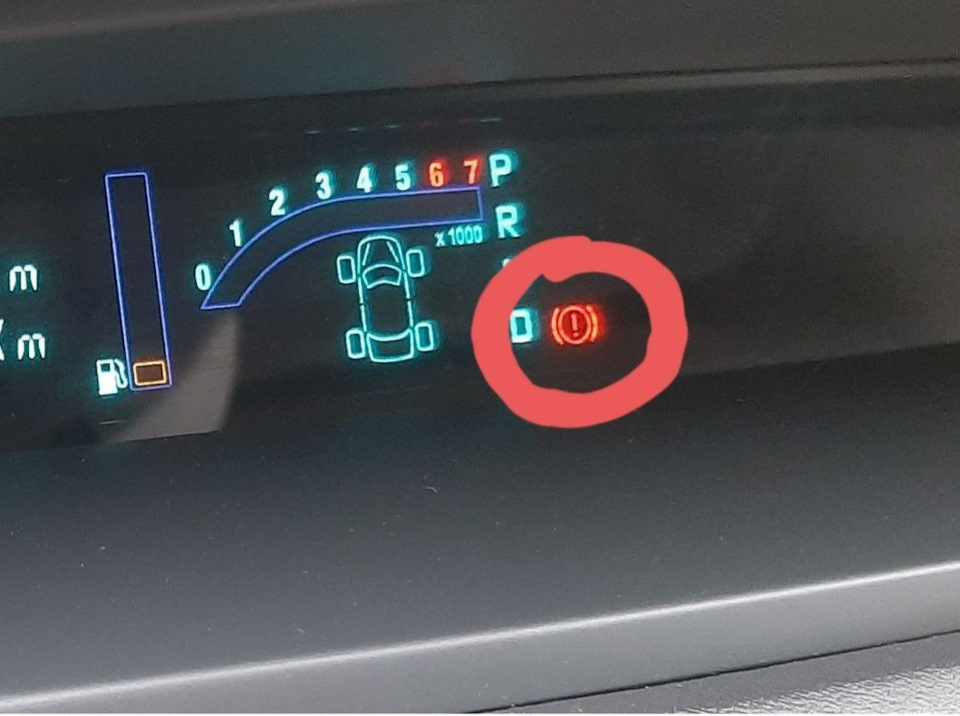 Значок ручного гальма на Renault Scenic 2 1