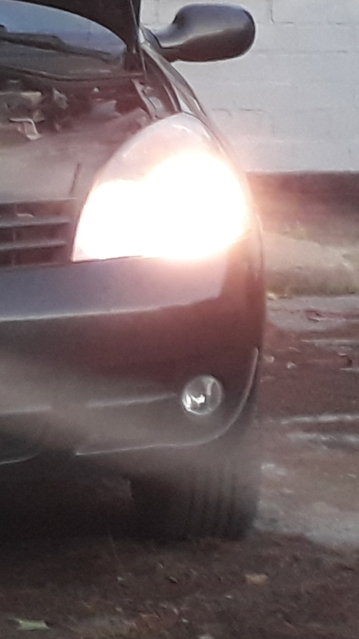 Бовтається відбивач фари Renault Symbol 2006 1