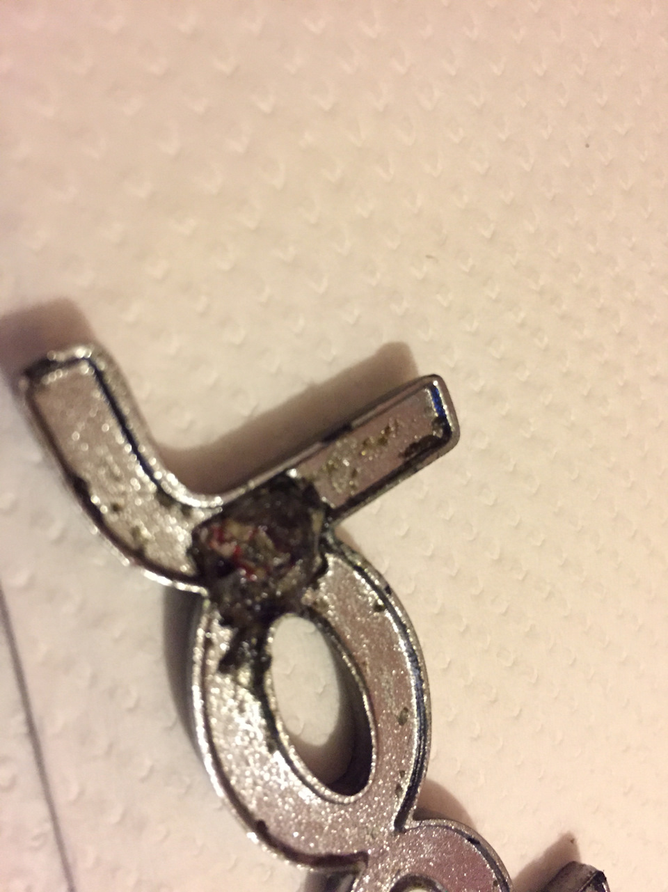 Как приклеена наклейка Symbol? 3