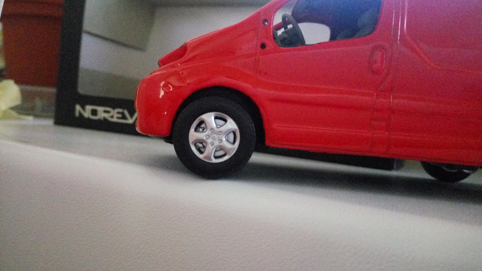 Клон Renault Trafic red chip 1:43 2