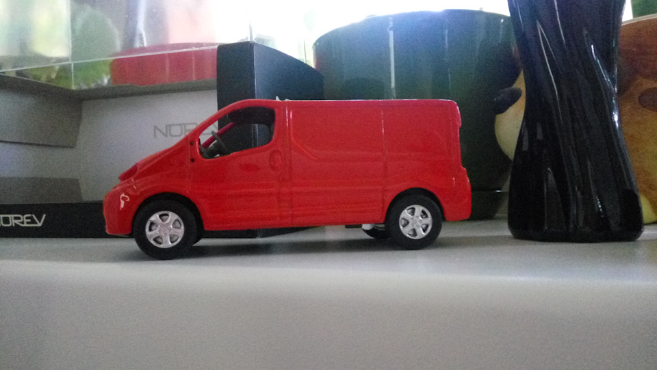 Клон Renault Trafic red chip 1:43 4