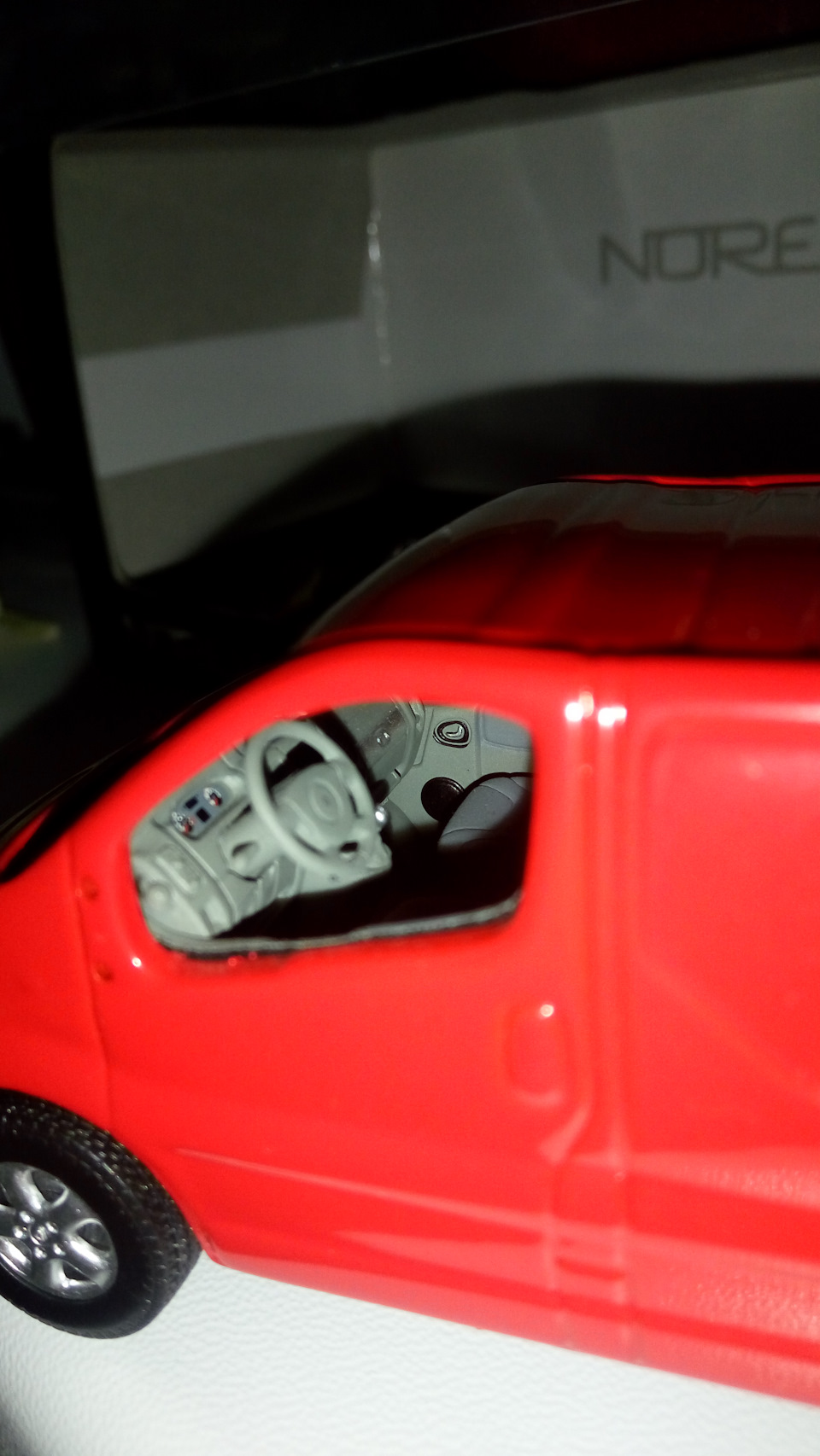 Клон Renault Trafic red chip 1:43 1