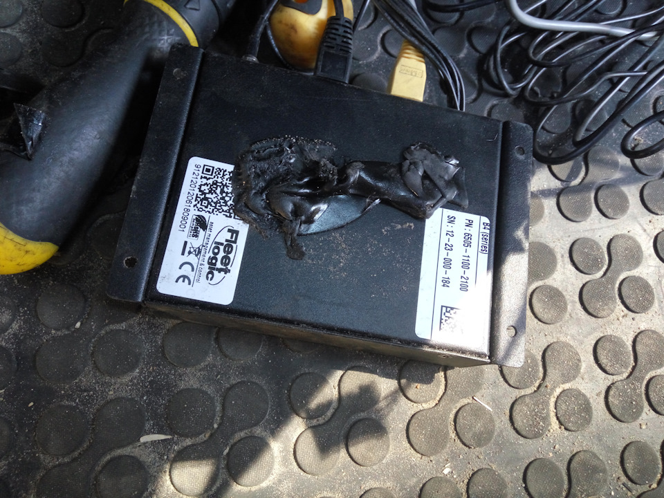 Підкажіть, що це за пристрій, до якого підключений Holux GR 213 GPS Приймач 5